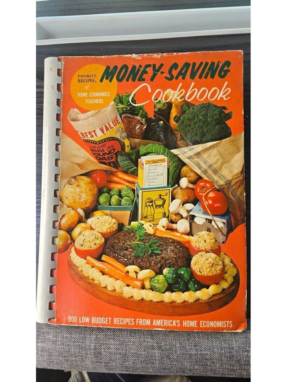 Money-Saving Cookbook - 900 Low Budget Recipes from America's Home Economists
